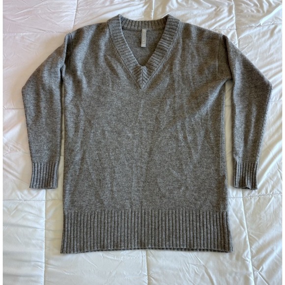 Athleta Sweaters - Athleta Vital Sweater Womens Oversized XS Gray Knit V Neck Soft Sweater EUC